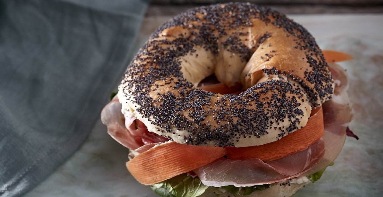 Bagel με Προσούτο Ευρυτανίας, Μανούρι και Dressing Βασιλικού – - συνταγή