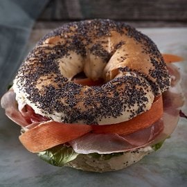 Bagel με Προσούτο Ευρυτανίας, Μανούρι και Dressing Βασιλικού Bagel με Προσούτο Ευρυτανίας, Μανούρι και Dressing Βασιλικού