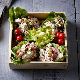 BLTA Σαλάτα με Κοτόπουλο σε Φωλιά από Μαρούλι