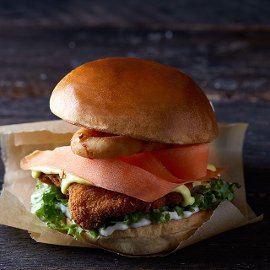 Burger με Πανέ Κοτόπουλο, Onion Rings και Πλούσιο Dressing Street Μάστερ Σως Burger με Πανέ Κοτόπουλο, Onion Rings και Πλούσιο Dressing Street Μάστερ Σως