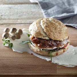 Burger Μελιτζάνας με Καραμελωμένα Κρεμμύδια Αρωματισμένα με Μπίρα και Σάλτσα Σόγιας Burger Μελιτζάνας με Καραμελωμένα Κρεμμύδια Αρωματισμένα με Μπίρα και Σάλτσα Σόγιας