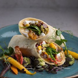 Burrito με κόκκινο ρύζι, μαύρα φασόλια σε dressing Hellmann's Vegan με αβοκάντο Burrito με κόκκινο ρύζι, μαύρα φασόλια σε dressing Hellmann's Vegan με αβοκάντο