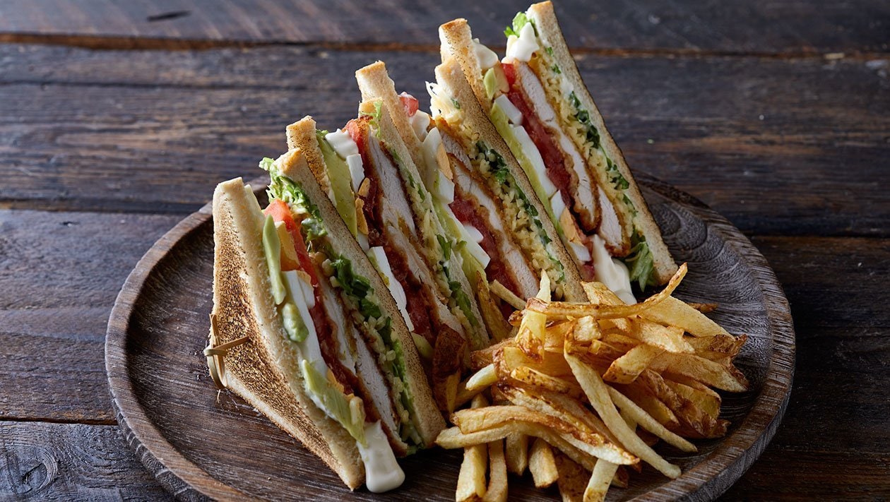 Club Sandwich με Κοτόπουλό Πανέ, Αβοκάντο και Μαγιονέζα – - συνταγή