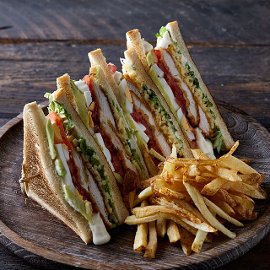 Club Sandwich με Κοτόπουλό Πανέ, Αβοκάντο και Μαγιονέζα Club Sandwich με Κοτόπουλό Πανέ, Αβοκάντο και Μαγιονέζα