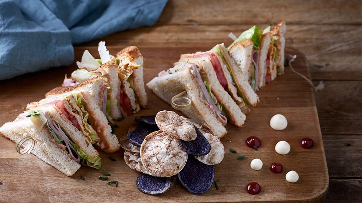 Club sandwich με χοιρομέρι, ομελέτα και γραβιέρα