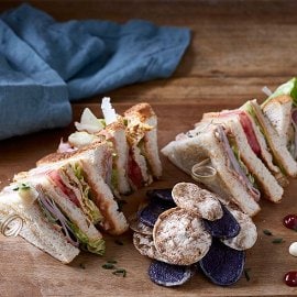 Club sandwich με χοιρομέρι, ομελέτα και γραβιέρα Club sandwich με χοιρομέρι, ομελέτα και γραβιέρα