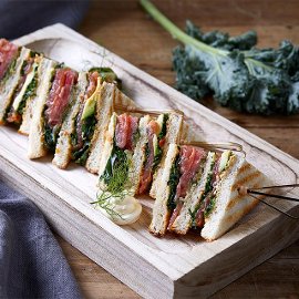 Club sandwich σολομού Club sandwich σολομού