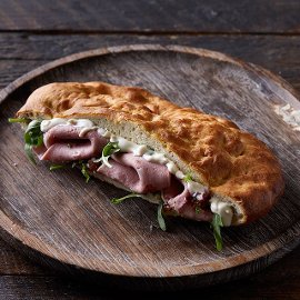 Focaccia με Μορταδέλα, Μαγιονέζα και Ρόκα Focaccia με Μορταδέλα, Μαγιονέζα και Ρόκα