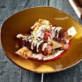 Mini Κεμπάπ με Πικάντικη Σάλτσα Τομάτας, Αρωματική Μελιτζάνα και Δροσερό Γιαούρτι Mini Κεμπάπ με Πικάντικη Σάλτσα Τομάτας, Αρωματική Μελιτζάνα και Δροσερό Γιαούρτι