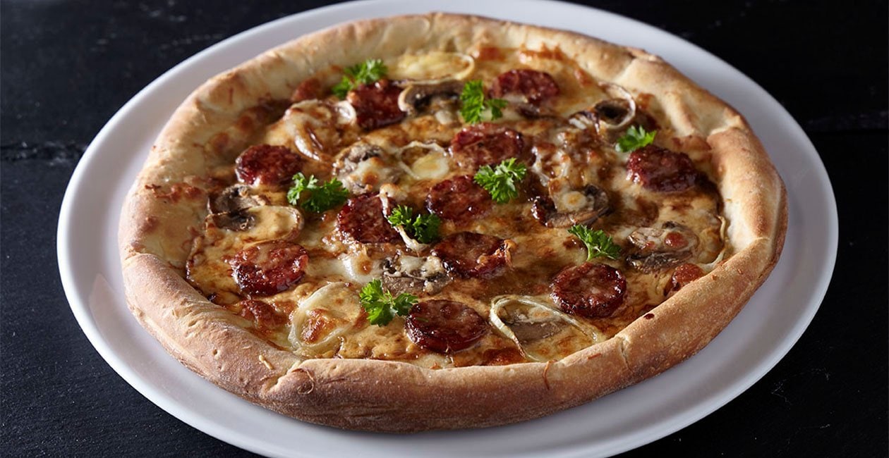Pizza με Χοιρινό Λουκάνικο mushroom Teriyaki Sauce και Cheddar