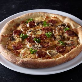 Pizza με Χοιρινό Λουκάνικο mushroom Teriyaki Sauce και Cheddar Pizza με Χοιρινό Λουκάνικο mushroom Teriyaki Sauce και Cheddar