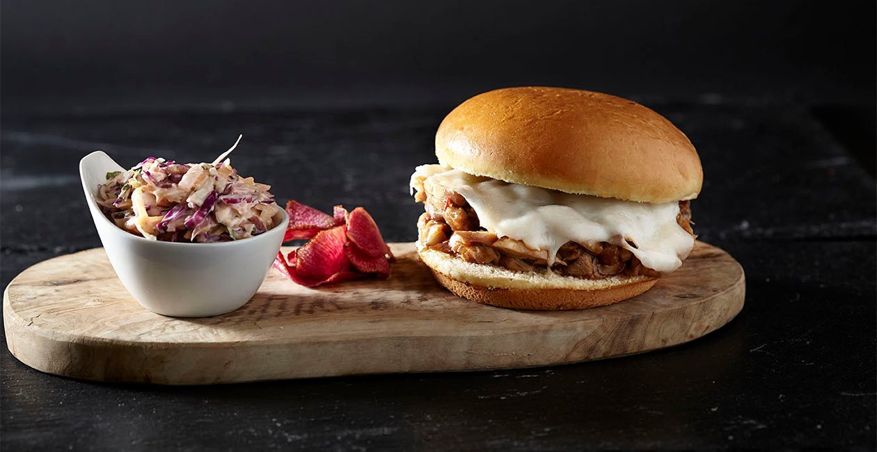 Pulled Duck Burger, Spices Glaze, Κατσικίσιο Τυρί, Σαλάτα Coleslaw – - συνταγή Pulled Duck Burger, Spices Glaze, Κατσικίσιο Τυρί, Σαλάτα Coleslaw – - συνταγή