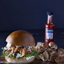 Spicy & Smoky Burger με γρασαρισμένο μπέικον και άχυρο κρεμμυδιού Spicy & Smoky Burger με γρασαρισμένο μπέικον και άχυρο κρεμμυδιού