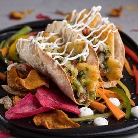 Tacos με μαριναρισμένο ψητό χαλούμι, Hellmann’s Vegan και pico de gallo Tacos με μαριναρισμένο ψητό χαλούμι, Hellmann’s Vegan και pico de gallo