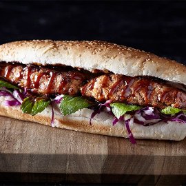 Αφράτο Κουλούρι, Αρνίσιο Κεμπάπ, Σάλτσα με Κύμινο και Κρέμα Τυριού & Καραμελωμένα Κρεμμύδια Αφράτο Κουλούρι, Αρνίσιο Κεμπάπ, Σάλτσα με Κύμινο και Κρέμα Τυριού & Καραμελωμένα Κρεμμύδια