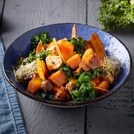 Ζεστή σαλάτα με γλυκοπατάτα, κοτόπουλο και kale Ζεστή σαλάτα με γλυκοπατάτα, κοτόπουλο και kale