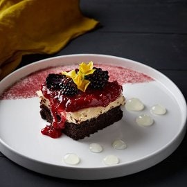 Κέικ Σοκολάτας με Κρέμα Patisserie & Compote Φραγκοστάφυλο Κέικ Σοκολάτας με Κρέμα Patisserie & Compote Φραγκοστάφυλο
