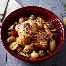 Κοτόπουλο με πατάτες και μυρωδικά στο φούρνο Κοτόπουλο με πατάτες και μυρωδικά στο φούρνο