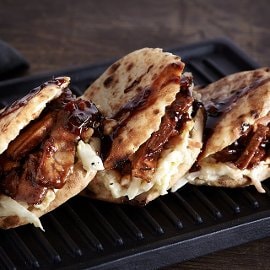 Μίνι Αραβικές Πίτες με Χοιρινό σε Σάλτσα BBQ και Σαλάτα Coleslaw Μίνι Αραβικές Πίτες με Χοιρινό σε Σάλτσα BBQ και Σαλάτα Coleslaw