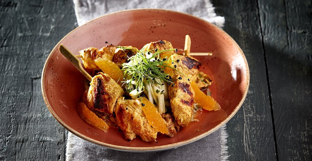 Μαροκινά Σουβλάκια Κοτόπουλο σε Δροσερή Σαλάτα Φινόκιο με Πορτοκάλι και Μυρωδικά – - συνταγή