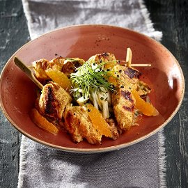 Μαροκινά Σουβλάκια Κοτόπουλο σε Δροσερή Σαλάτα Φινόκιο με Πορτοκάλι και Μυρωδικά