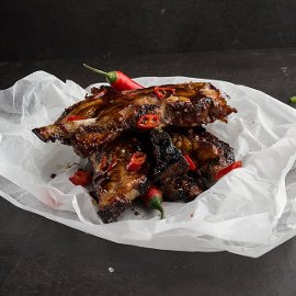 Μελωμένα Χοιρινά Spare Ribs με Σάλτσα από Σκόρδο και Τσίλι Μελωμένα Χοιρινά Spare Ribs με Σάλτσα από Σκόρδο και Τσίλι