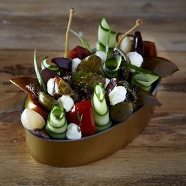 Μοντέρνα Μίνι Χωριάτικη σε Στρώμα από Κριθαροκούλουρα και Ελιά