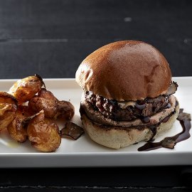 Μοσχαρίσιο Burger με Πατέ Συκωτιού και Σάλτσα Κρασιού Αρωματισμένη με Τρούφα
