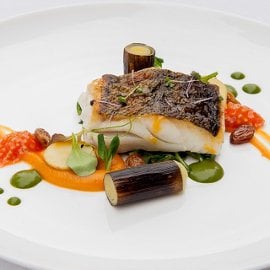 Μπακαλιάρος Κονφί με Πράσα, Πατάτες, Πουρέ Γλυκοπατάτας και Σάλτσα Γαρίδας με Μυρωδικά της Γης Μπακαλιάρος Κονφί με Πράσα, Πατάτες, Πουρέ Γλυκοπατάτας και Σάλτσα Γαρίδας με Μυρωδικά της Γης