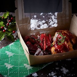 Μυρωδάτο Ψητό Κοτόπουλο με Παντζάρια και Λαχανάκια Βρυξελλών (πρόταση για delivery)