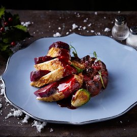 Μυρωδάτο Ψητό Κοτόπουλο με Παντζάρια και Λαχανάκια Βρυξελλών