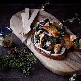 Προζυμένιο Ψωμί με Σοτέ Άγρια Μανιτάρια, Kale Κάστανα και Αρωματική Μαγιονέζα με Θυμάρι