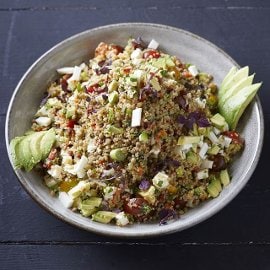 Σαλάτα με Κινόα, Τομάτα, Καρότο, Ελιές και Κάππαρη, Ψημένο Χαλούμι και Φακές