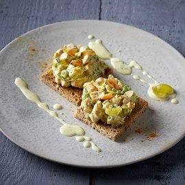 Σαλάτα με κοτόπουλο Curry με φρέσκο κρεμμύδι και κόλιανδρο