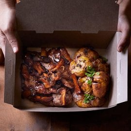 Σκαλοπίνια Χοιρινά με Σάλτσα Ουίσκι και Μανιτάρια του Δάσους