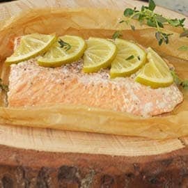 Σολομός σε λαδόχαρτο με αρωματική σάλτσα μυρωδικών Σολομός σε λαδόχαρτο με αρωματική σάλτσα μυρωδικών