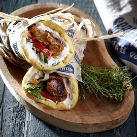 Σουβλάκια κοτόπουλο μαριναρισμένα με μυρωδικά και κάρυ Σουβλάκια κοτόπουλο μαριναρισμένα με μυρωδικά και κάρυ