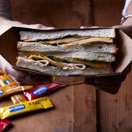 Τρίγωνο Τοστ με Γαλοπούλα και Αρωματική Μαγιονέζα με Πέστο Τομάτας