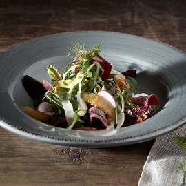 Τραγανά Φυλλώματα Ρόκας με Παντζάρι, Φινόκιο και Vinaigrette Πορτοκάλι