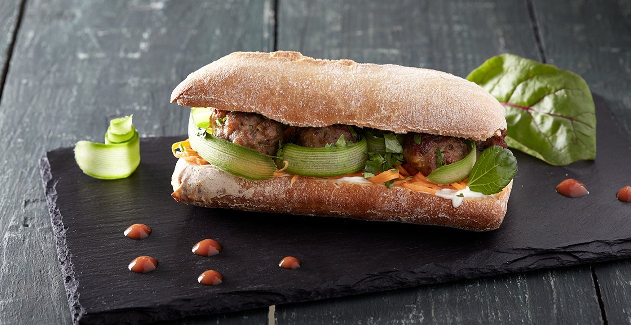 Χοιρινά Κεφτεδάκια Bánh Mì σε Δροσερή Μπαγκέτα με Λαχανικά – - συνταγή