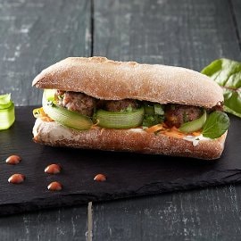 Χοιρινά Κεφτεδάκια Bánh Mì σε Δροσερή Μπαγκέτα με Λαχανικά Χοιρινά Κεφτεδάκια Bánh Mì σε Δροσερή Μπαγκέτα με Λαχανικά