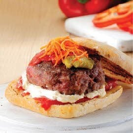 Burger με κόκκινες πιπεριές και κρεμώδη υφή Burger με κόκκινες πιπεριές και κρεμώδη υφή