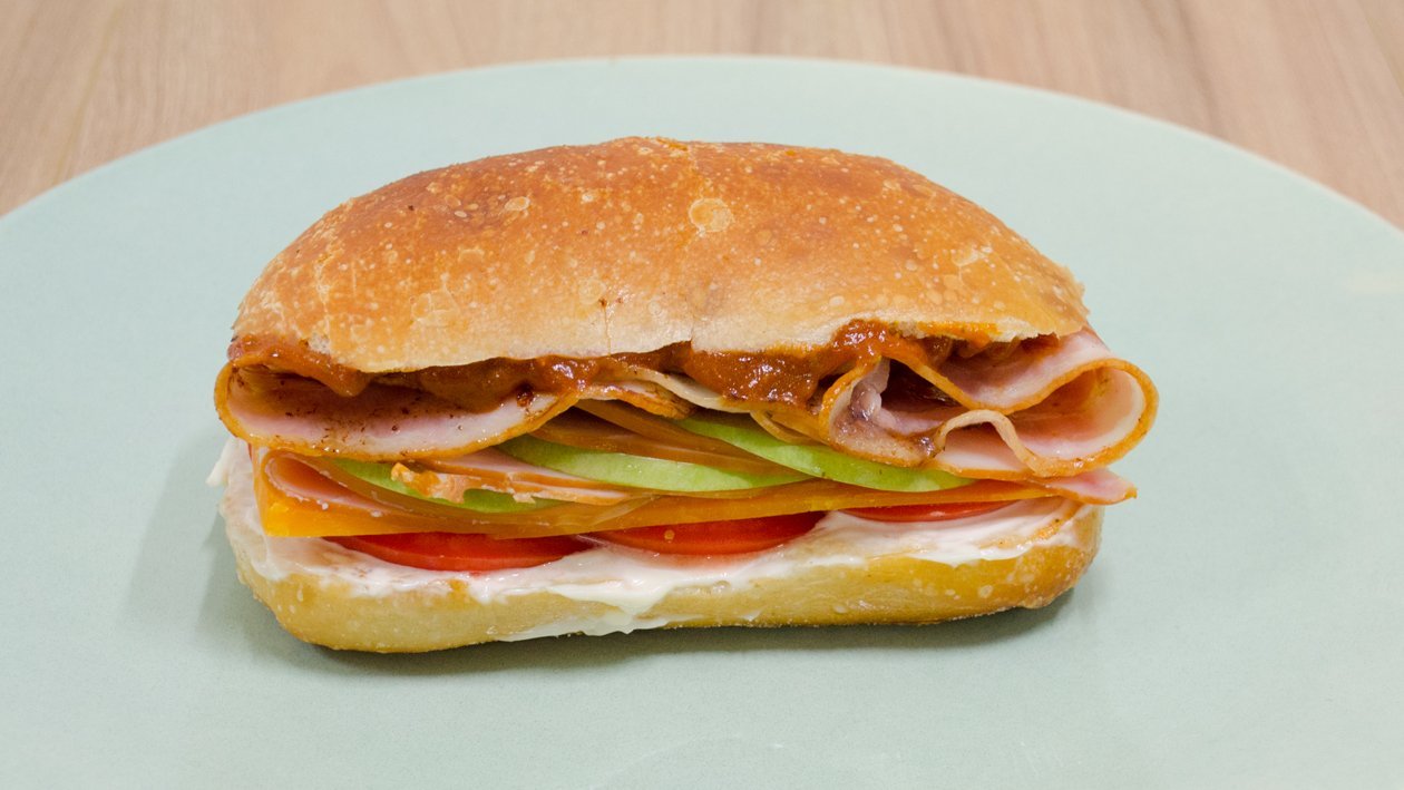 Sandwich γαλοπούλας με μήλο, cheddar και bacon Sandwich γαλοπούλας με μήλο, cheddar και bacon