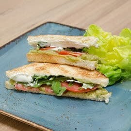 Sandwich με Πέστο και Τομάτα Sandwich με Πέστο και Τομάτα