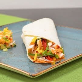 Τορτίγια με κοτόπουλο, αγγούρι και ροδάκινο
