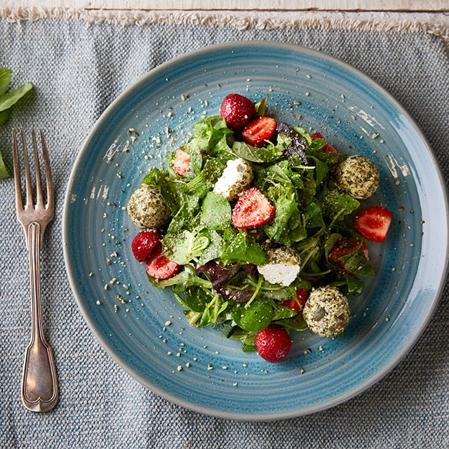 Φυλλώματα με Φράουλες, Μπάλες Τυριού Αρωματισμένα με Vinaigrette Βασιλικού