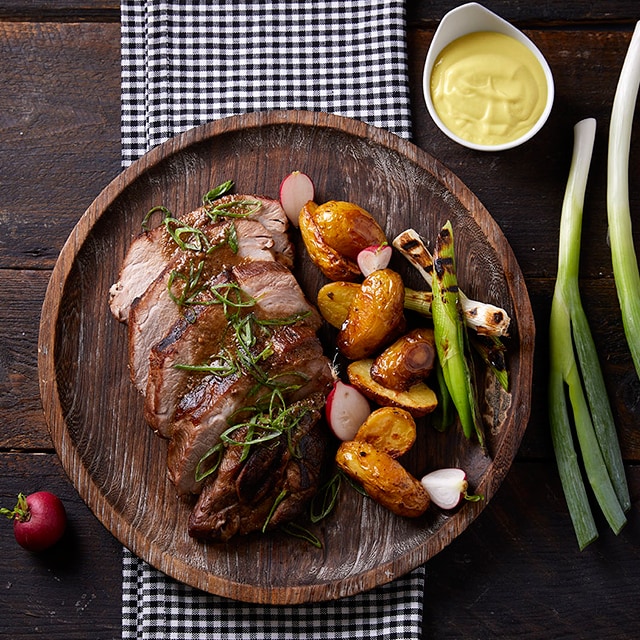 Μπριζόλες Λαιμού Μαριναρισμένες με Vinaigrette, Μοσχολέμονο και Αντζούγιες