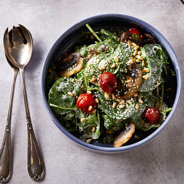 Baby Σπανάκι με Σοτέ Μανιτάρια, Ντοματίνια Ψητά, Κουκουνάρι, Σουσάμι  και Dressing Μαγιονέζας με Μουστάρδα Dijon και Πορτοκάλι