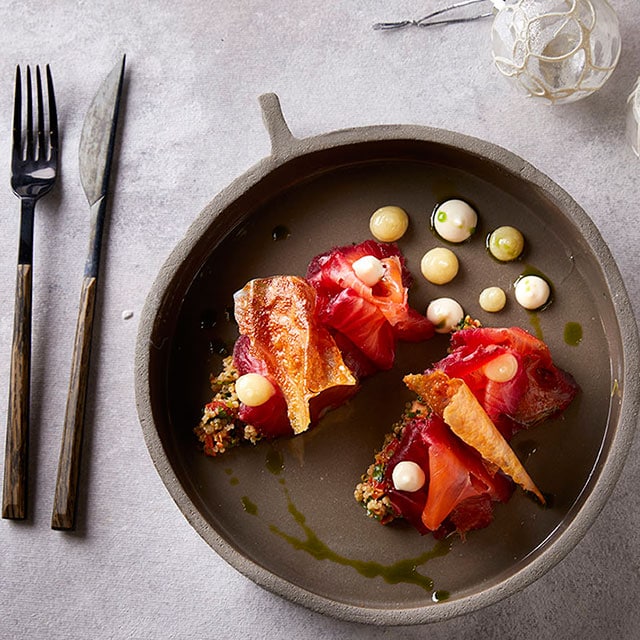 Carpaccio Σολομού με Παντζάρι, Κινόα Αρωματισμένη με Εσπεριδοειδή, Κονφί Λεμόνι και Λεμονάτη Μαγιονέζα