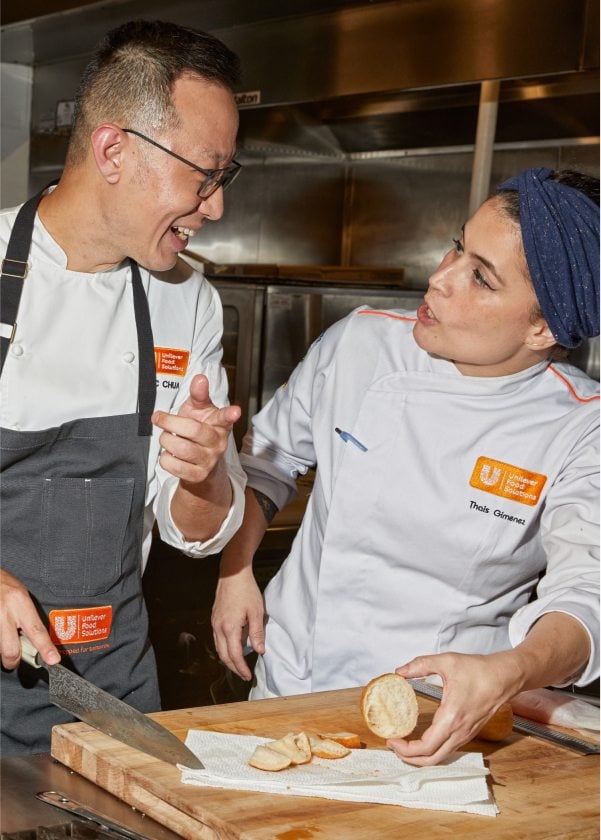 Σεφ που συζητούν μεταξύ τους στην κουζίνα